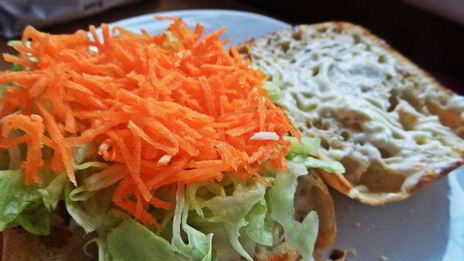 двойной чикен-бургер на ржаной чиабатте