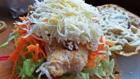 двойной чикен-бургер на ржаной чиабатте