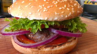 Гамбургер из говядины с соусом из меда и чили