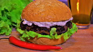 Гамбургер с греческим соусом Тирокафтери