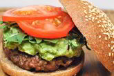 Гамбургер с рукколой и гуакамоле