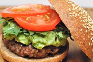 Гамбургер с рукколой и гуакамоле