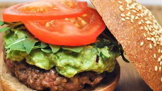 Гамбургер с рукколой и гуакамоле