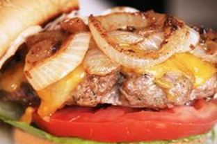 Гамбургер с жареным луком