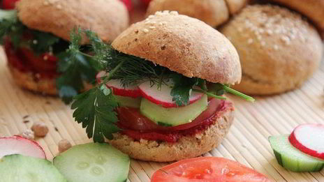гамбургеры овощные из нутовых булочек