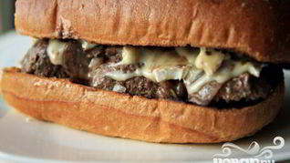 Гамбургеры с фрикадельками и сыром бри