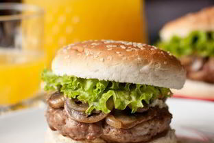 Гамбургеры с голубым сыром и грибами