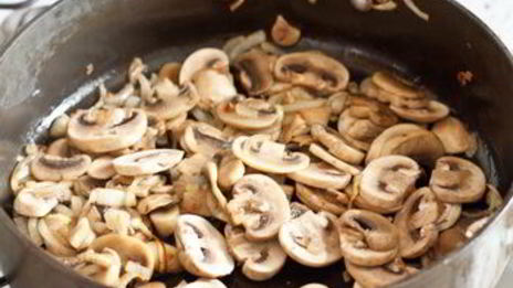 гамбургеры с голубым сыром и грибами