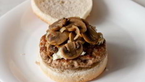 гамбургеры с голубым сыром и грибами