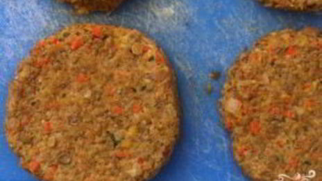 гамбургеры с котлетами из чечевицы, овощей и сыра