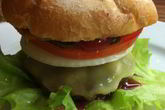 Гамбургеры с овощами и сыром