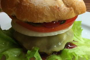 Гамбургеры с овощами и сыром