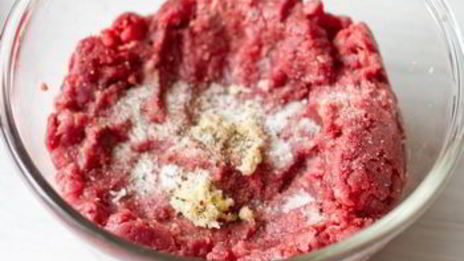 гамбургеры с плавленным сулугуни и хрустящим луком