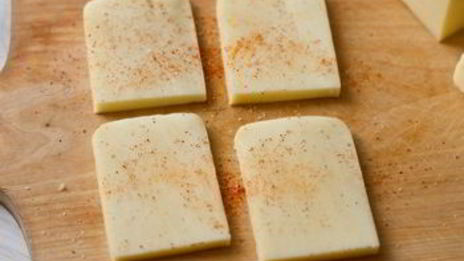 гамбургеры с плавленным сулугуни и хрустящим луком