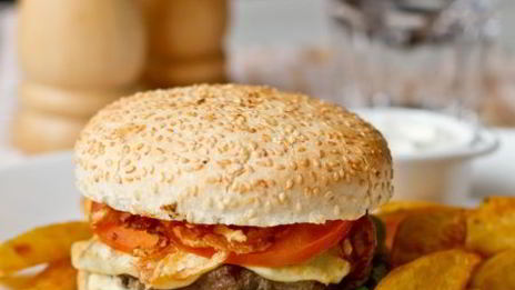 гамбургеры с плавленным сулугуни и хрустящим луком