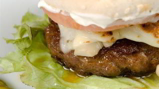 Горячие гамбургеры с брынзой и говядиной