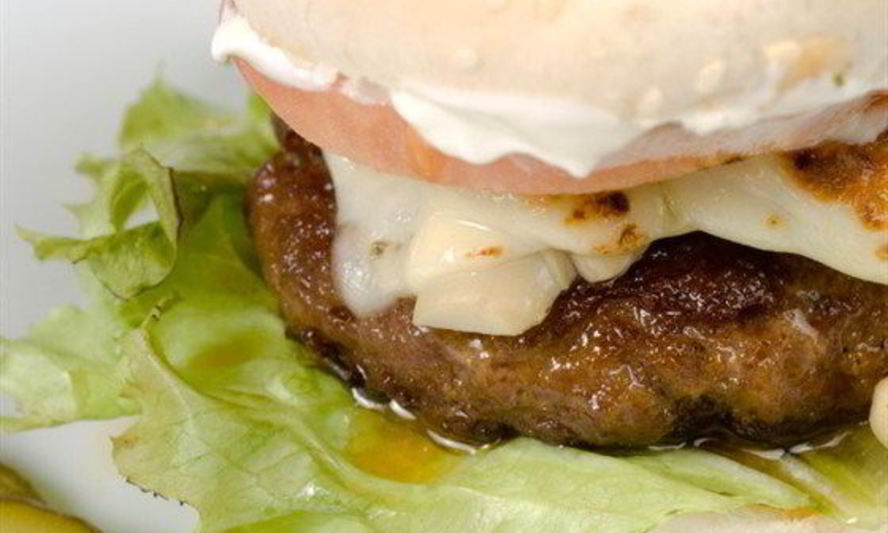 Рецепт горячие гамбургеры с брынзой и говядиной