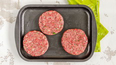 классический бургер с луком фри