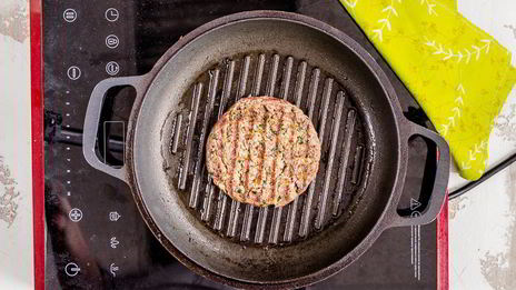 классический бургер с луком фри