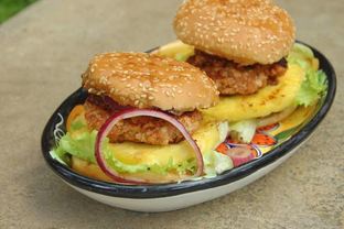 Куриный бургер с ананасом и красным луком