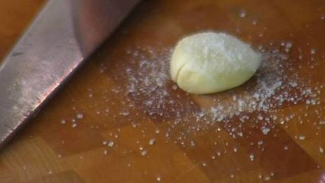 куриный бургер с ананасом и красным луком