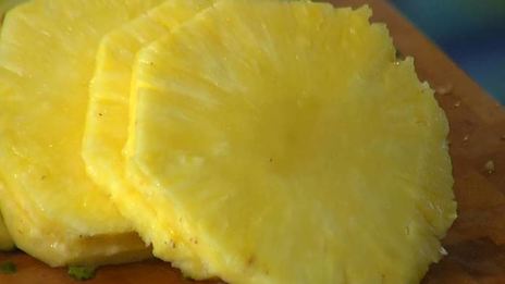 куриный бургер с ананасом и красным луком