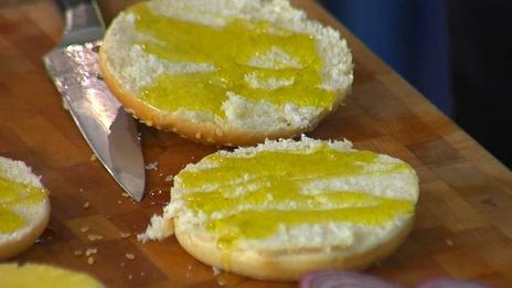 куриный бургер с ананасом и красным луком