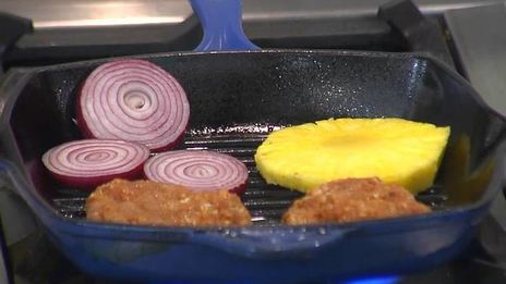 куриный бургер с ананасом и красным луком