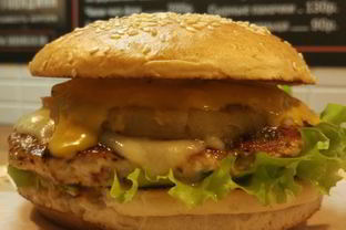 Куриный бургер с ананасом и соусом карри