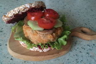 Постный бургер с котлетой из нута и свекольным соусом