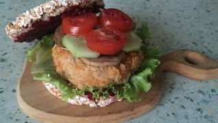 Постный бургер с котлетой из нута и свекольным соусом