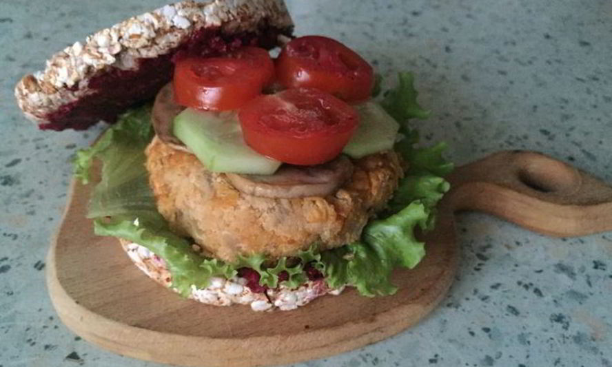 Рецепт постный бургер с котлетой из нута и свекольным соусом