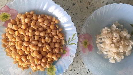 постный бургер с котлетой из нута и свекольным соусом