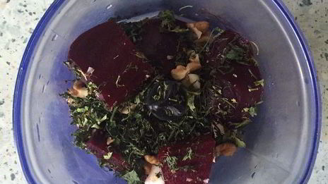 постный бургер с котлетой из нута и свекольным соусом