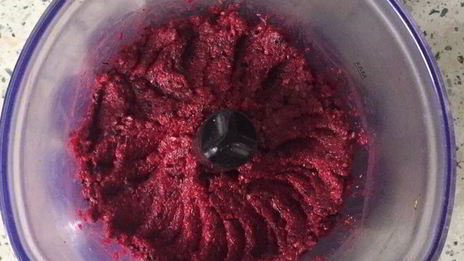 постный бургер с котлетой из нута и свекольным соусом