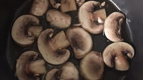 постный бургер с котлетой из нута и свекольным соусом