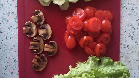 постный бургер с котлетой из нута и свекольным соусом