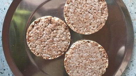 постный бургер с котлетой из нута и свекольным соусом