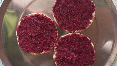 постный бургер с котлетой из нута и свекольным соусом