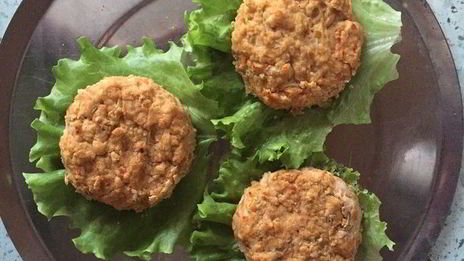 постный бургер с котлетой из нута и свекольным соусом