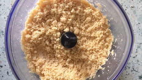 постный бургер с котлетой из нута и свекольным соусом