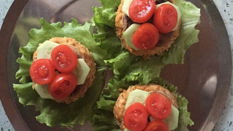 постный бургер с котлетой из нута и свекольным соусом