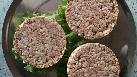 постный бургер с котлетой из нута и свекольным соусом