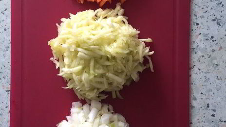 постный бургер с котлетой из нута и свекольным соусом