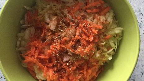 постный бургер с котлетой из нута и свекольным соусом