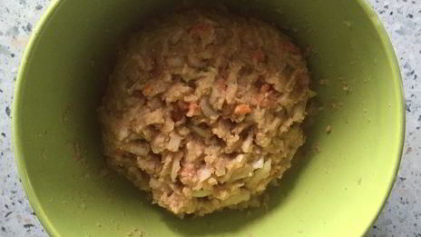 постный бургер с котлетой из нута и свекольным соусом