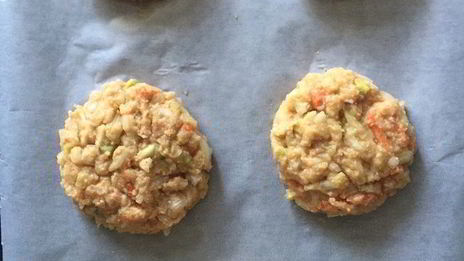 постный бургер с котлетой из нута и свекольным соусом