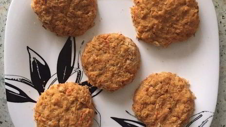 постный бургер с котлетой из нута и свекольным соусом