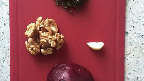 постный бургер с котлетой из нута и свекольным соусом