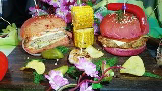 Розовый бургер с нежнейшей котлетой